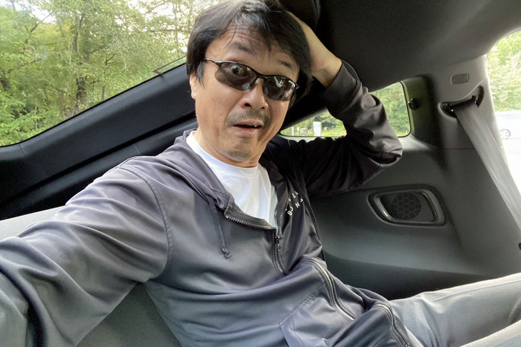 後席はさすがにヘッドルームが極小。スケベレバー（わかる人にはわかる機能）もナシで、乗り込むのに一苦労である。まあ後席は、いざというときに使えるぐらいの気持ちでいたほうがいいか。