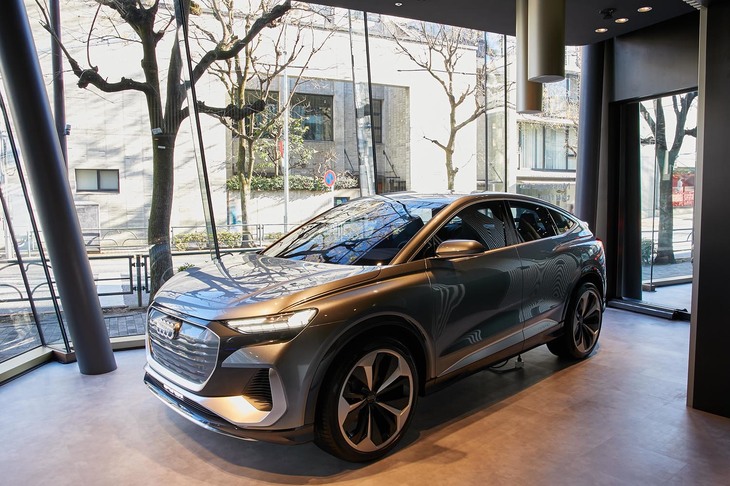 「Audi House of Progress Tokyo」では、「Q4スポーツバックe-tron」のコンセプトモデルが見られる。導入計画が進められている量産型のQ4スポーツバックe-tronは、これとほぼ変わらないデザインになるという。