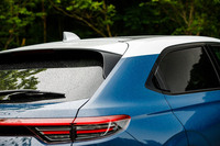 「PLaYパッケージ」のボディーカラーはツートンのみの設定。この試乗車は新規設定色「シーベットブルーパール」とシルバーの組み合わせ（2万7500円）だった。