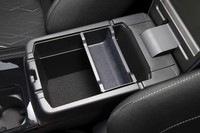 センターコンソールの小物入れスペース。中央のトレーは取り外しが可能。