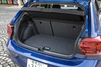 荷室の容量は5人乗車時で351リッター、後席をたたんだ状態で1125リッター。床面の高さを調整するフロアボードが装備されている。