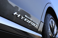 「LS500h」のパワープラントには、「LC500h」から導入が進められているマルチステージハイブリッドシステムを採用。エンジンやモーターの動力をシームレスに制御する動力分割機構に有段ギアを組み合わせることで、さらなる効率の向上を図っている。