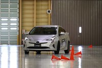 「アイスガード6 iG60」と同パターンを持ち、吸水剤を3倍に増量したプロトタイプスタッドレスタイヤでのスラロームテスト。発進時のグリップ感やハンドリングの自由度が、明らかに市販製品よりも良好だった。