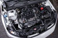 「シビックRS」に搭載される1.5リッター直4直噴ターボエンジンは最高出力182PS、最大トルク240N・mを発生。ベースユニットは純ガソリン車と共通となるが、軽量シングルマスフライホイールを採用し、エンジンレスポンスを向上させている。