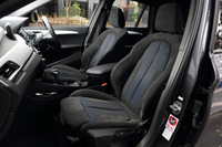 「Mスポーツ」に装備されるクロスとアルカンターラのコンビシート。オプションでダコタレザーシートも用意される。