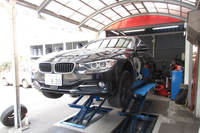 タイヤ交換中。