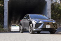 FWDの「RZ350e」にも一般道で試乗。前任の「RZ300e」からパワーも電池容量もアップした一方で、価格は820万円から790万円にダウンしている。