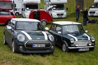 2015年の「インターナショナル・ミニ・ミーティング」の会場より、“オリジナル・ミニ”こと「ローバー・ミニ」（右）と「MINI 5ドア」（左）。