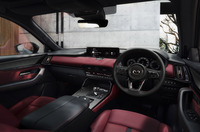 「マツダCX-60 XDハイブリッド ドライブエディション バーガンディーレザーパッケージ」のインテリア。