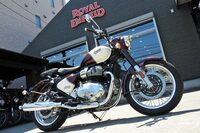 「ロイヤルエンフィールド東京ウエスト」にてまみえた、最新鋭機の「クラシック650」。借り受け時のオドメーターは9km（！）と、“慣らし”もまだのピカピカな個体だった。