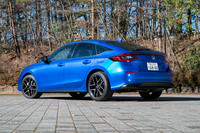 対する「シビック」は端正なファストバックスタイルが持ち味だ。立ち上がり気味のフロントウィンドウからなだらかに寝たリアピラーまでが美しいルーフラインでつながる。