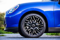 「18インチナイトフラッシュスポーク2トーン」ホイールは12万3000円の有償オプションアイテム。今回の試乗車は225/40R18サイズの「ミシュランeプライマシー」タイヤを組み合わせていた。