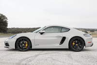 「ポルシェ718ケイマン」のサイドビュー。寸法を比較すると、「アルピーヌA110」が全長×全幅×全高＝4205×1800×1250mmなのに対し、こちらは同＝4385×1800×1295mmと、ケイマンの方が全長が長い。