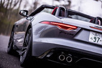 「Fタイプ」の「R-DYNAMICブラック」は、「R-DYNAMIC」をベースに「ブラックエクステリアパック」やグロスブラックの20インチホイールなどを標準で装備し、黒で引き締めた外観が特徴。クーペとコンバーチブルのV8搭載モデルに設定される。