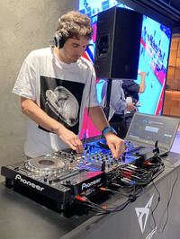 夜9時半過ぎ。大ボリュームのクラブミュージックとともに、「クプラ・ガレージ・ミラノ」は多くの若者たちでにぎわっていた。