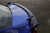 フローティングタイプのアルミ製リアスポイラーが標準で装着される。