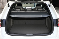 5人乗車時で392リッターの容量を備えた「カローラ ツーリング」の荷室。床面の高さを2段階に調整できる（スペアタイヤ搭載車、ハイブリッド4WD車などは除く）。