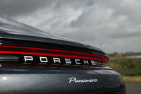 2024年11月に発表された3代目「ポルシェ・パナメーラ」。まずは純エンジン車「パナメーラ／パナメーラ4」が発表され、追って2024年2月には、プラグインハイブリッドモデル「4 Eハイブリッド／4S Eハイブリッド」の詳細が明らかにされた。