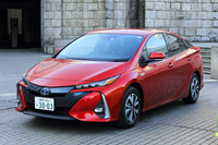 「プリウスPHV」では、写真の「エモーショナルレッド」やテスト車の「スピリテッドアクアメタリック」を含む、全9色のボディーカラーが選べる。