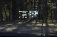 こちらは右側。ヘッドアップディスプレイ自体が大型なので視認性は良好。