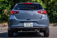 「デミオ」から「マツダ2」への移行にあたり、テールランプのデザインが変更された。外形は従来型と同じだが、中のランプ形状と配置が異なっている。