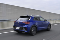 「TロックR」の外板色は、写真の「ラピスブルーメタリック」（3万3000円の有償色）を含むシングルカラー4色と、ツートンカラー1種類の計5種類から選択できる。