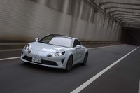 標準モデルよりもハードにセッティングされた「シャシースポール」を採用。コーナリング時のロール量が明確に減少しているのが特徴だ。