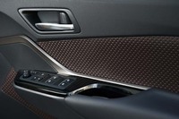 デザインのモチーフとされたのはダイヤモンド。ドアのインナーパネルなど、さまざまなところにダイヤモンドを想起させるひし形が、アクセントとして用いられている。