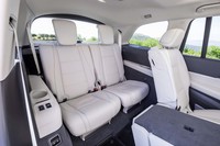 3列目シートは写真の通り。2列目シートに座る人とスペースを融通し合えば大人でもきちんと座れるだろう。エアコン吹き出し口とシートヒーターが付いている。