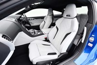 高級なメリノレザーで仕立てられた「Mスポーツシート」。ヘッドレスト部には照明付きの「M8」エンブレムがあしらわれる。