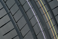 静粛性を高める工夫としては、センター部のナローグルーブを従来品より細かいものに変更。具体的には、2～2.5mmだった溝の幅を約1mmまで細くすることで、回転時の気柱共鳴音を低減している。また、各ナローグルーブはショルダー部が面取りされており、これも接地時のたたき音の緩和に寄与している。