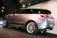 発売記念モデルの「ローンチエディション」を含め、日本での新型「レンジローバー スポーツ」の価格は1068万円から1708万6000円となっている。