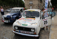 2017年7月9日昼、アンヴァリッド前に集合した「パリ・北京トロフィー2017」の参加車たち。