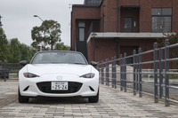 ソフトトップを持つ「ロードスター」（写真）、リトラクタブルハードトップの「ロードスターRF」ともにマイナーチェンジによるエクステリアの変更はなし。カラーコーディネートにのみ変化が見られる。