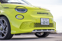 「ABARTH」のロゴとエンブレムを前面に押し出したフロントマスク。バンパーはサソリの爪を、リップスポイラーはサソリの脚をモチーフにデザインしたという。
