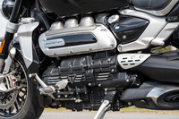 インディアン・スカウト ローグ（6MT）／トライアンフ・ロケット3 GT（6MT）／BMW R1250RS（6MT）【試乗記】の画像