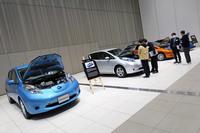 説明会の会場に展示された、日産の歴代電動車。写真向かって左が、2010年12月に発売されたEVの初代「リーフ」。