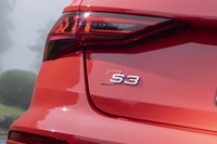 車両本体価格は「S3スポーツバック」よりも19万円高い661万円。「S3セダン」には新型導入記念の特別仕様車「ファーストエディション」が用意されず、当初からカタログモデルのみが販売された。
