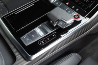 トランスミッションはトルコン式ATの8段「ティプトロニック」。ワイドな変速比幅が、高い加速性能と巡航時の効率のよい走りに寄与している。