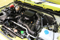 「ジムニー」のエンジンは、従来の「K6A」型から、ロングストロークが特徴の「R06A」型に変更された。