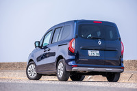 新型「カングー」のボディーサイズは全長×全幅×全高＝4490×1860×1810mm、ホイールベースは2715mm。写真のボディーカラーは「ブルー ソーダライトM」で、これを含め「インテンス」グレードは全4色から外板色が選択できる。