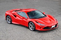 「488GTB」の後継モデルとしてデビューした「フェラーリF8トリブート」。ボディーの随所に歴代V8モデルへのオマージュを込めた意匠が用いられている。
