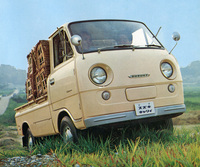 セミキャブオーバーからキャブオーバーとなり、スズライト改めスズキを名字に冠した3代目「キャリイ」。「ハイゼットキャブ」と同じくタイヤハウスが残る低床の一方開き式とフルフラット荷台の三方開き式をラインナップ。