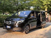 今日のイタリアやフランスでハイヤーといえば、黒の「メルセデス・ベンツVクラス」である。2023年6月、これはフィレンツェ郊外の野外音楽会における、指揮者の送迎用。