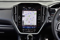 縦型のセンターモニターには、カーナビのマップは正方形に近い形で表示される。カーライフに役立つ各種アプリケーションも用意される。