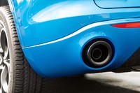 マフラーエンドは左右振り分けの2本出し。ダークな色調でスポーティーなムードが演出されている。