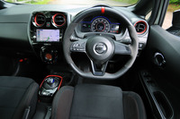 「ノートe-POWER NISMO」のインテリア。ベースモデルからの変更点はない。