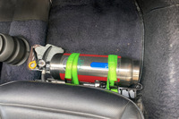 恩人・Kさんの愛車「ポルシェ911」に追加搭載された強力な中型（？）消火器。初田防災設備の「ECOSS-WET」シリーズで、水成膜を形成し油面を覆う、油火災にも有効なタイプとされる。