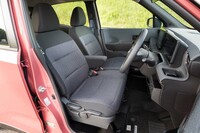 ソファデザインをうたうシートの表面には緩やかなカーブが施されるとともに、細かなドットパターンがあしらわれる。