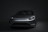 2020年度中の実験走行が計画されている「VISION-S」。市販化の予定はないというが、ぜひ一度ステアリングを握ってみたいものだ。